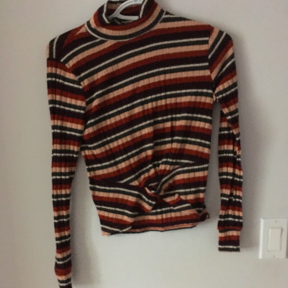 Sparkly brown, beige and dark red turtle neck with a knot tied at the front